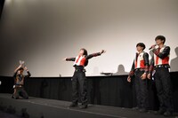 「ウルトラマントリガー エピソードZ」のワンシーンを再現するキャスト陣。