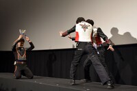 「ウルトラマントリガー エピソードZ」のワンシーンを再現するキャスト陣。