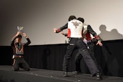 「ウルトラマントリガー エピソードZ」のワンシーンを再現するキャスト陣。