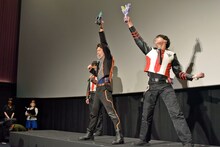 変身ポーズを取る松本大輝と寺坂頼我。