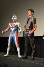 左からウルトラマンデッカー、松本大輝。