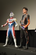 左からウルトラマンデッカー、松本大輝。