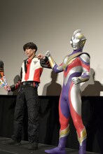 左から寺坂頼我、ウルトラマントリガー。
