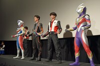 左からウルトラマンデッカー、松本大輝、寺坂頼我、ウルトラマントリガー。