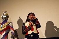 涙をぬぐう豊田ルナ。