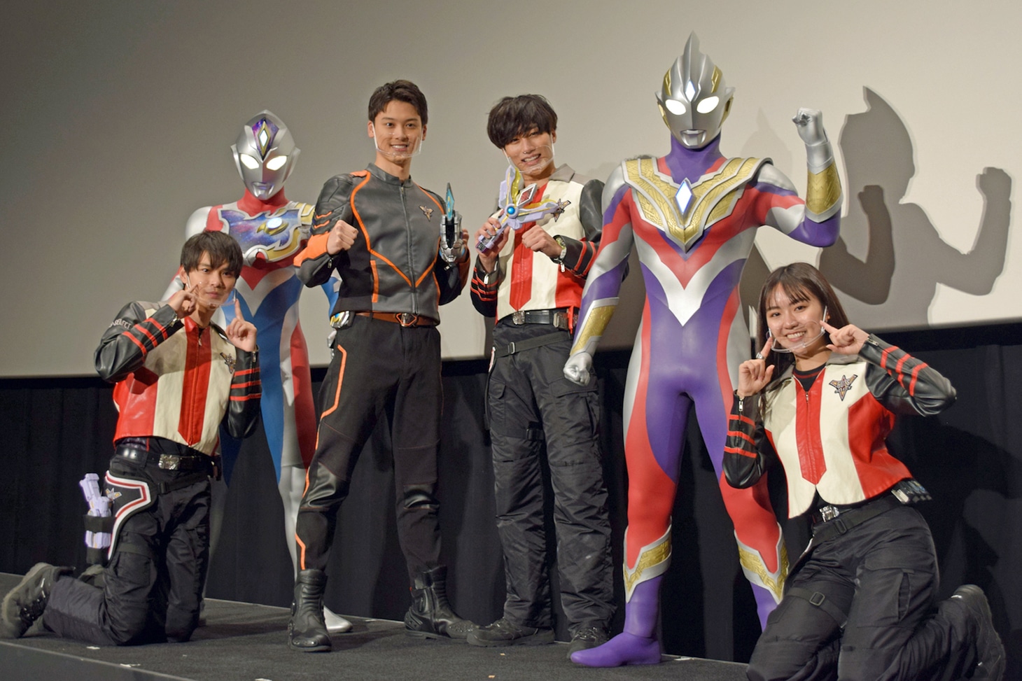 左から金子隼、ウルトラマンデッカー、松本大輝、寺坂頼我、ウルトラマントリガー、豊田ルナ。