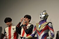 涙をぬぐう金子隼（中央）。