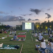 芝生の上で映画を楽しめる、上映企画「原っぱシネマ」が今年も開催