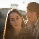 アラナ・ハイム&クーパー・ホフマンが「リコリス・ピザ」を語るインタビュー映像