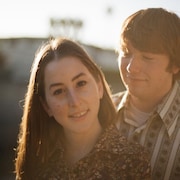 アラナ・ハイム&クーパー・ホフマンが「リコリス・ピザ」を語るインタビュー映像