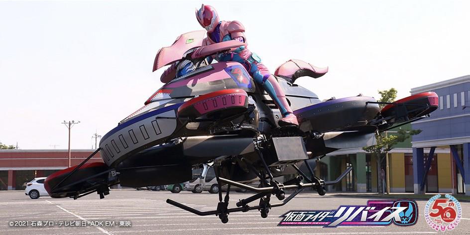 仮面ライダーバイス プテラゲノムに乗る仮面ライダーリバイ。