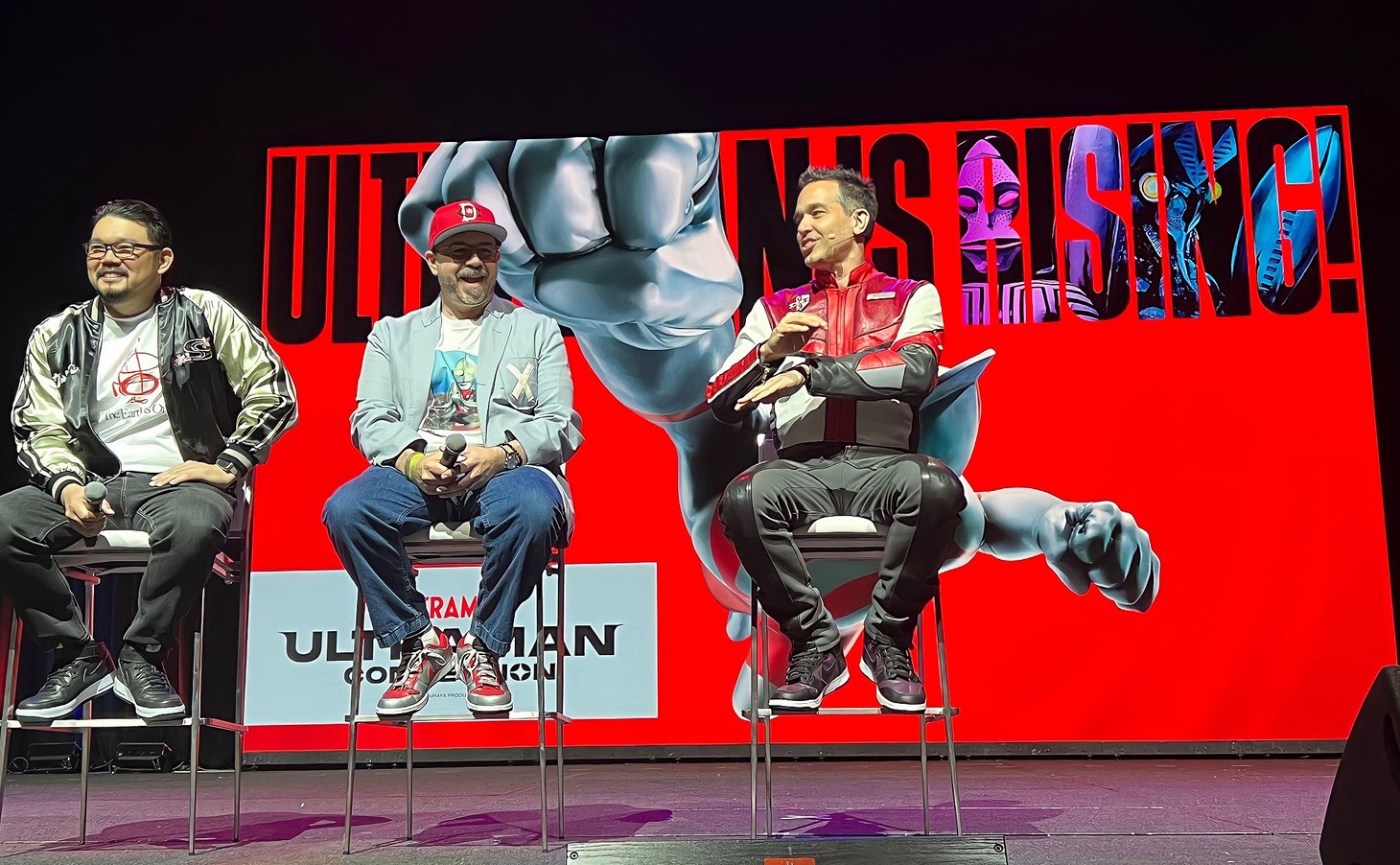 「Anime Expo 2022」の様子。左からジョン・アオシマ、シャノン・ティンドル、MCのショーン・ニコルス。