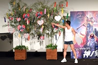 枝とは違うフックを見つけたなかやまきんに君。