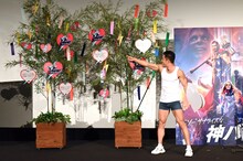 枝とは違うフックを見つけたなかやまきんに君。