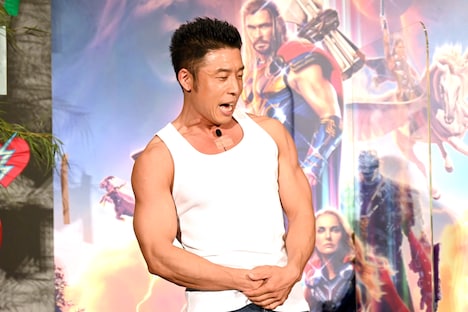 “筋肉ルーレット”をするなかやまきんに君。