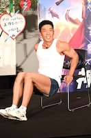 リバースプッシュアップを伝授するなかやまきんに君。