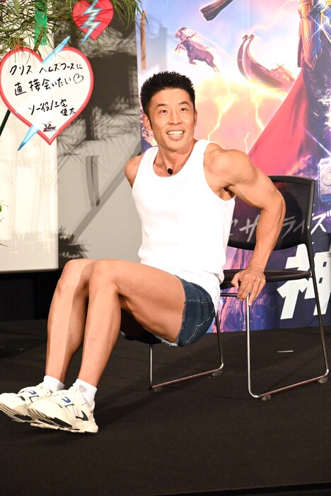 リバースプッシュアップを伝授するなかやまきんに君。