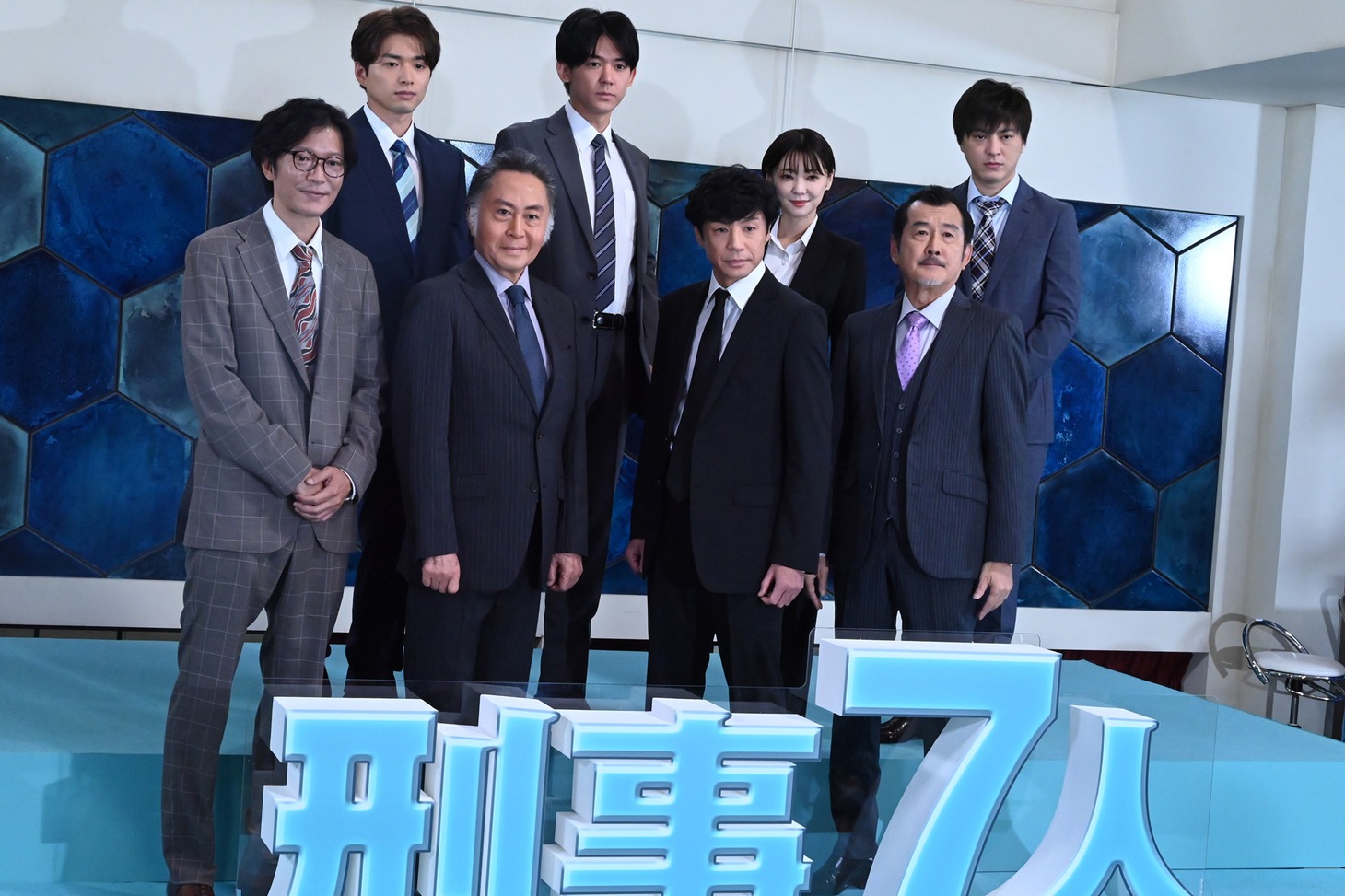 「刑事7人」シーズン8の制作発表記者会見にて、前列左から田辺誠一、北大路欣也、東山紀之、吉田鋼太郎。後列左から白洲迅、小瀧望、倉科カナ、塚本高史。