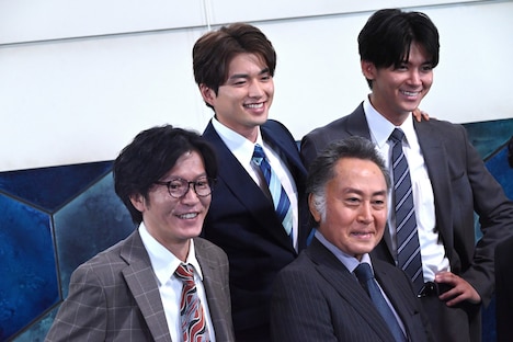 前列左から田辺誠一、北大路欣也。後列左から白洲迅、小瀧望。