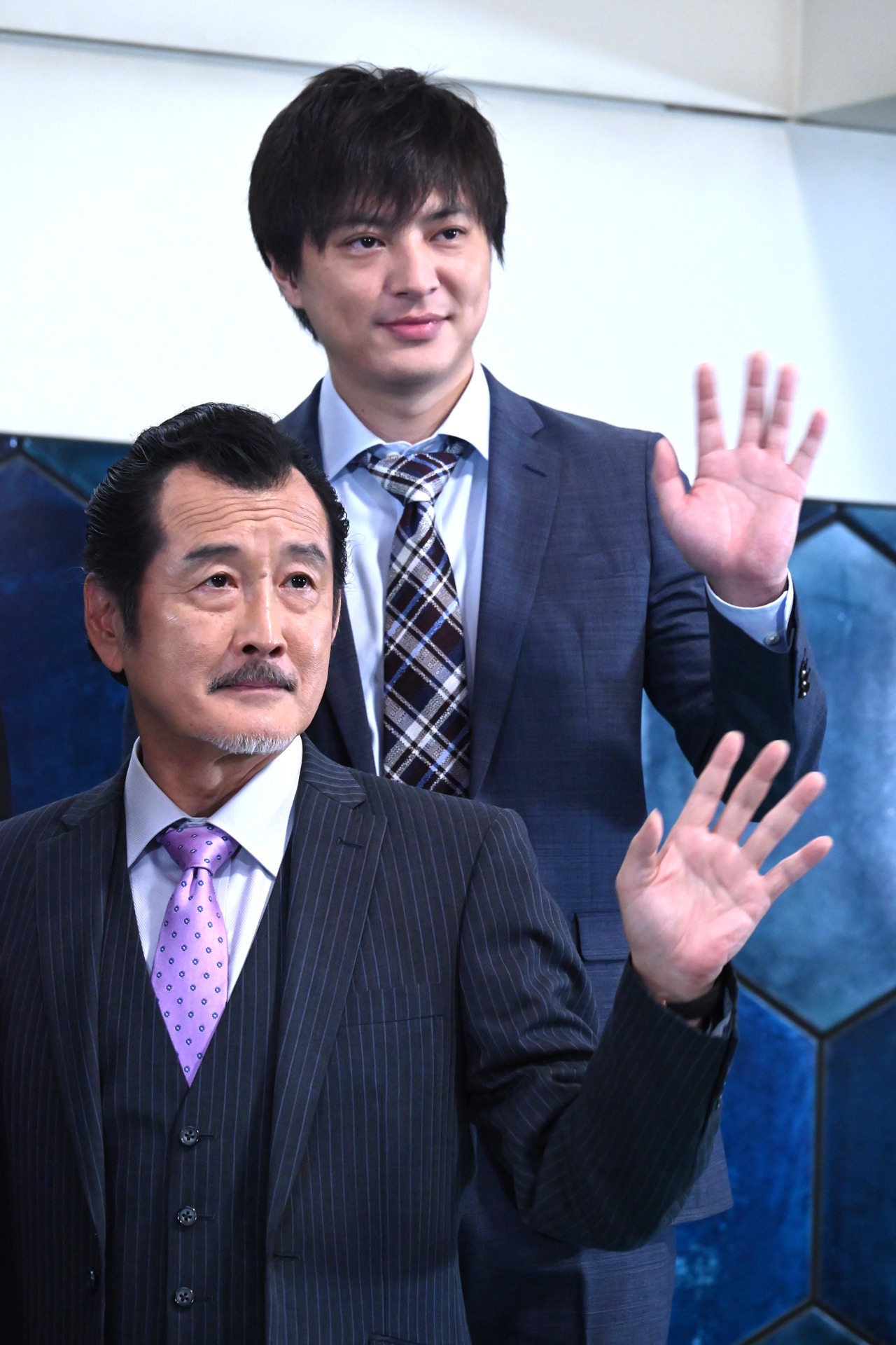 手前から吉田鋼太郎、塚本高史。