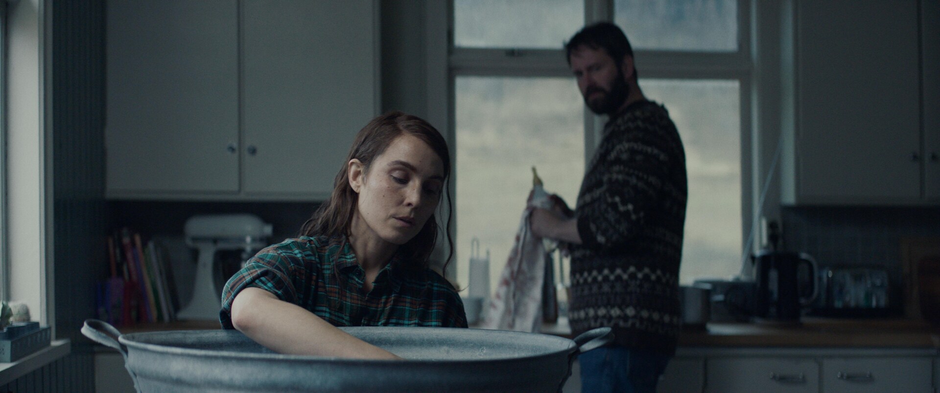 A24のホラー「LAMB／ラム」“羊ではない何か”の姿を捉えた新場面写真が