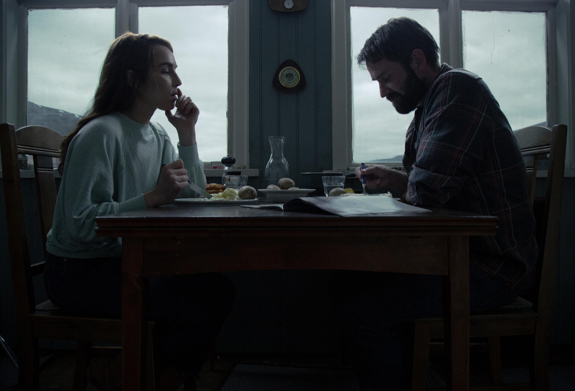 A24のホラー「LAMB／ラム」“羊ではない何か”の姿を捉えた新場面写真が