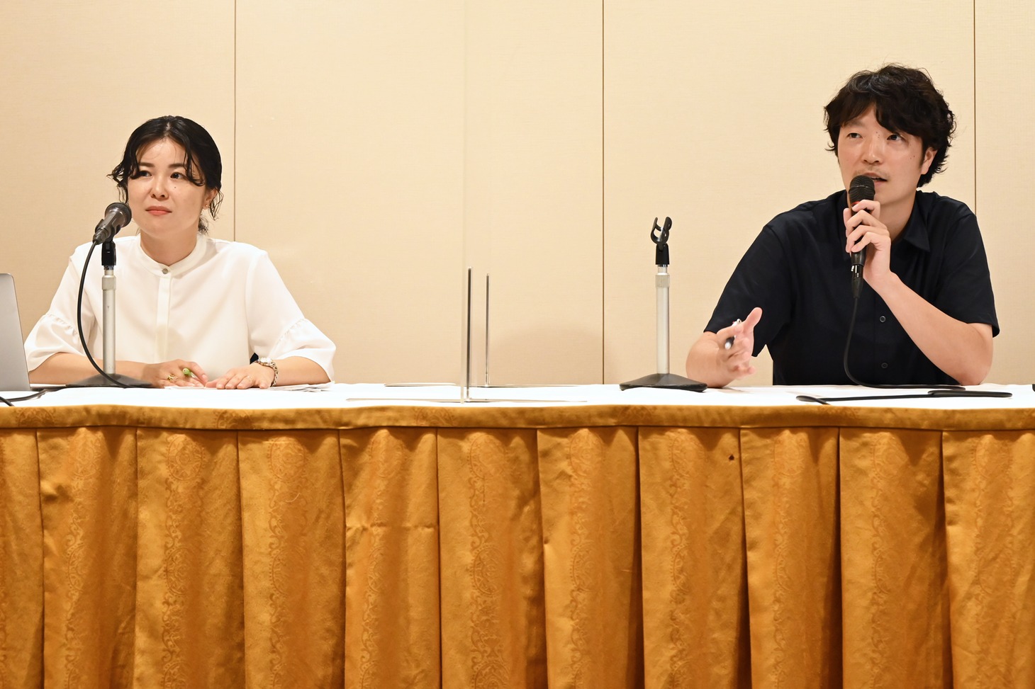 Japanese Film Projectの記者会見の様子。左から近藤香南子、歌川達人。