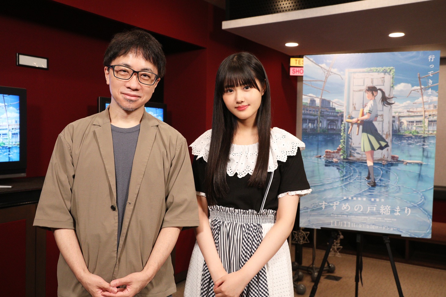 左から新海誠、原菜乃華。
