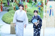 庭園を歩く道枝駿佑（左）と福本莉子（右）。