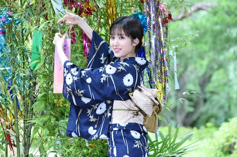 短冊を飾り付ける福本莉子。