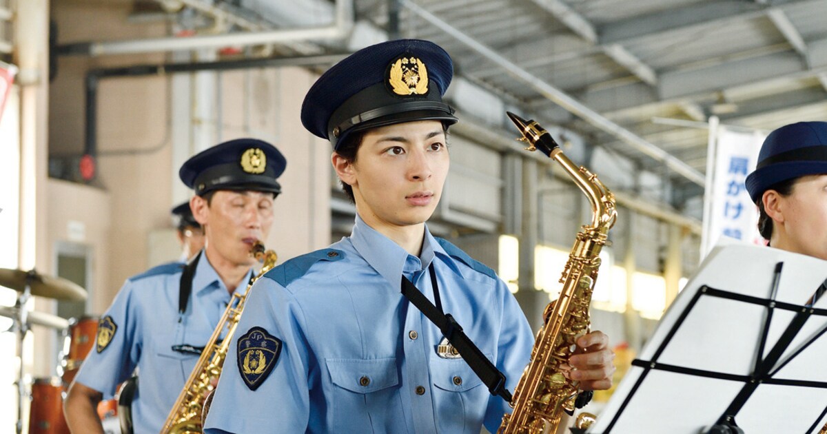 高杉真宙はサックス奏者に、「異動辞令は音楽隊！」警察音楽隊メンバー 