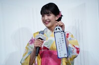 願い事を書いた短冊を披露する吉村文香。