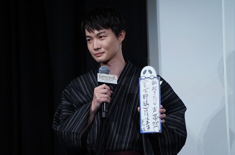 願い事を書いた短冊を披露する神木隆之介。