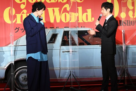 左から斎藤工、西島秀俊。