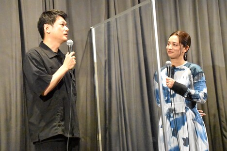 左から井浦新、尾野真千子。