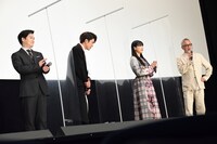 前田和男（右端）にたたえられ、恐縮する間宮祥太朗（左から2番目）。