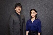 左から西島秀俊、三浦透子。