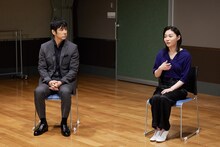 左から西島秀俊、三浦透子。