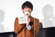 クイズの賞品を手にする浮所飛貴。