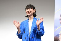 照れながらムービーカメラに手を振るタナダユキ。