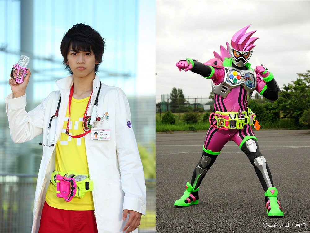 飯島寛騎演じる宝生永夢（左）と仮面ライダーエグゼイド（右 