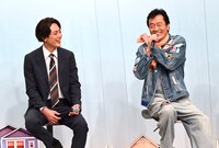 左から間宮祥太朗、遠藤憲一。