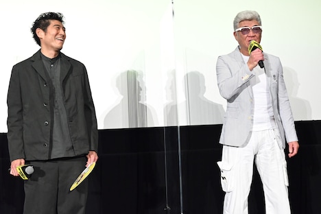 左から高嶋政宏、小沢仁志。