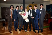 左から田辺誠一、塚本高史、吉田鋼太郎、倉科カナ、東山紀之、白洲迅、小瀧望。