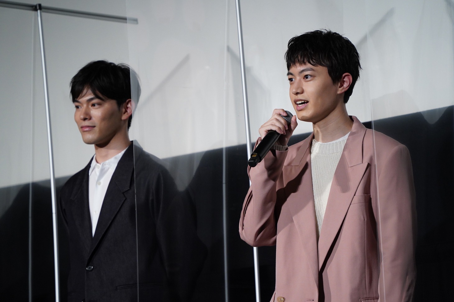 左から松大航也、上村海成。