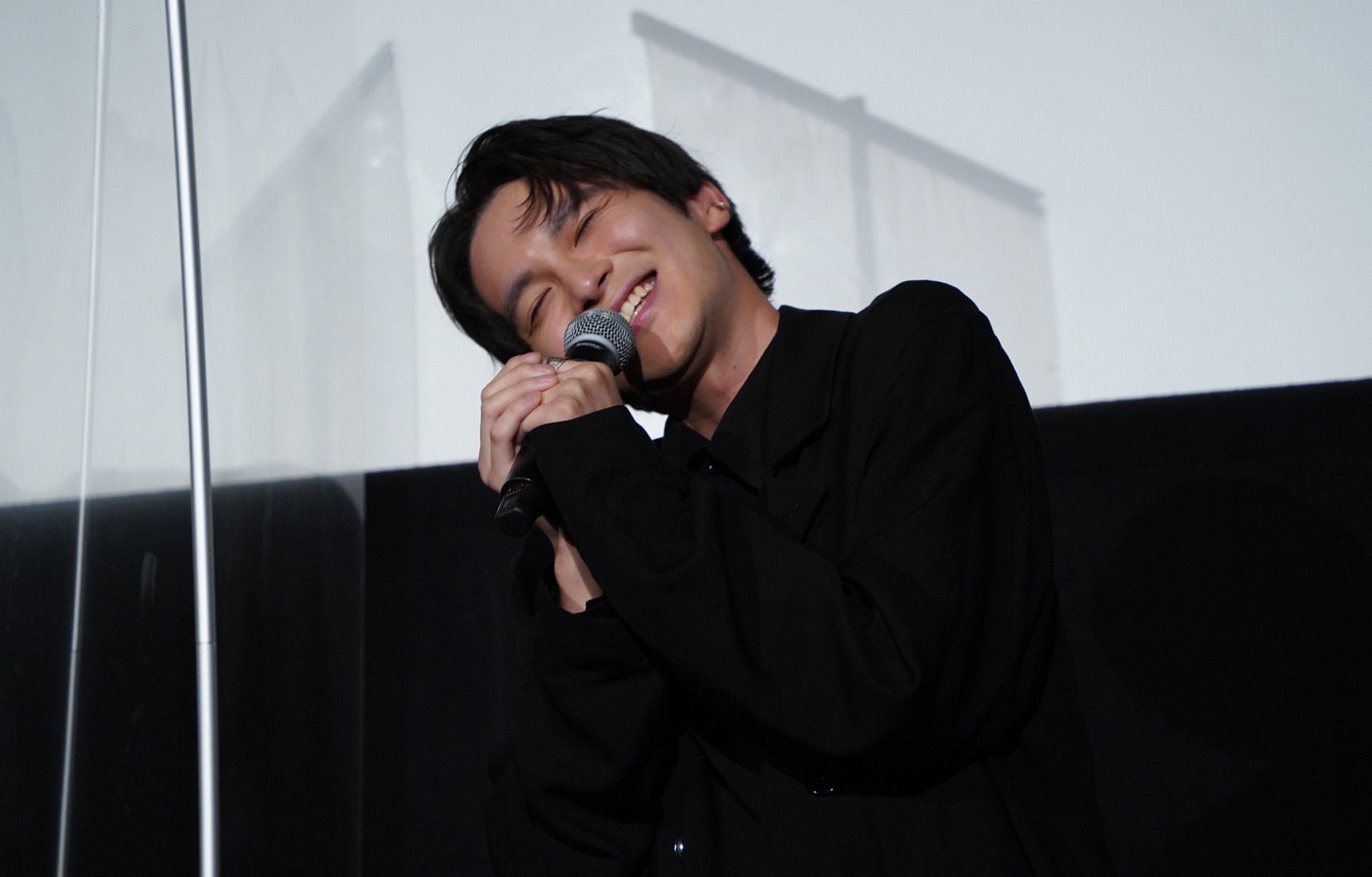 猫なで声で映画をアピールする金子隼也。