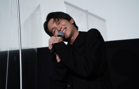猫なで声で映画をアピールする金子隼也。