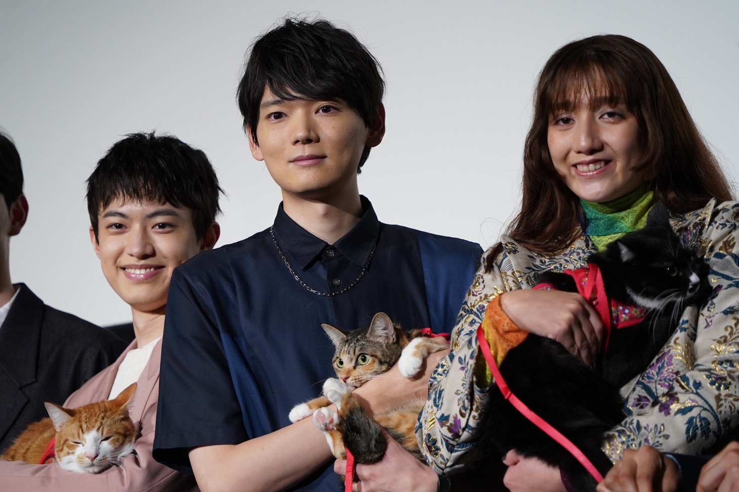 左からシシマルを抱く上村海成、チャーを抱く古川雄輝、クロを抱く長井短。