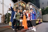 八代亜紀(中央)と純烈。