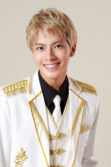 中尾暢樹扮するISSAY。